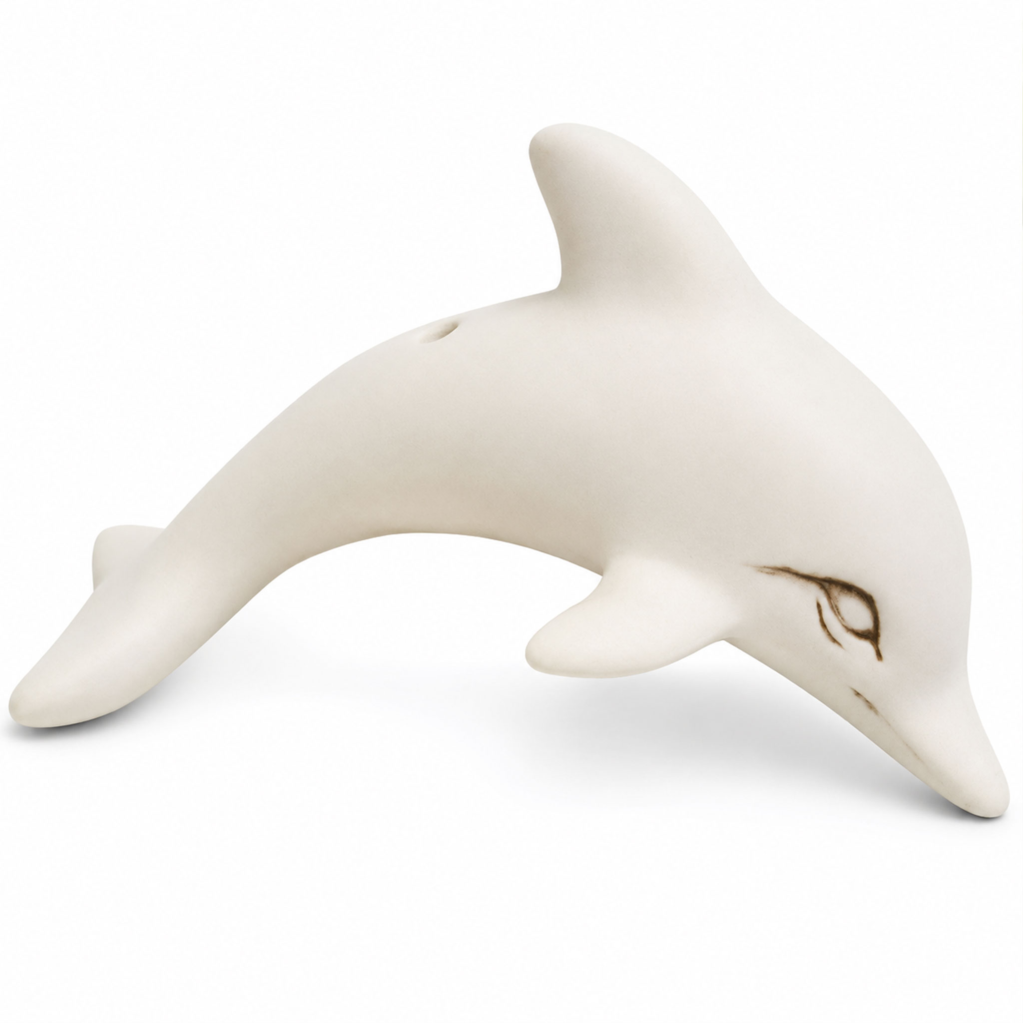 Weiße keramikartige Delfinfigur in geschwungener Position