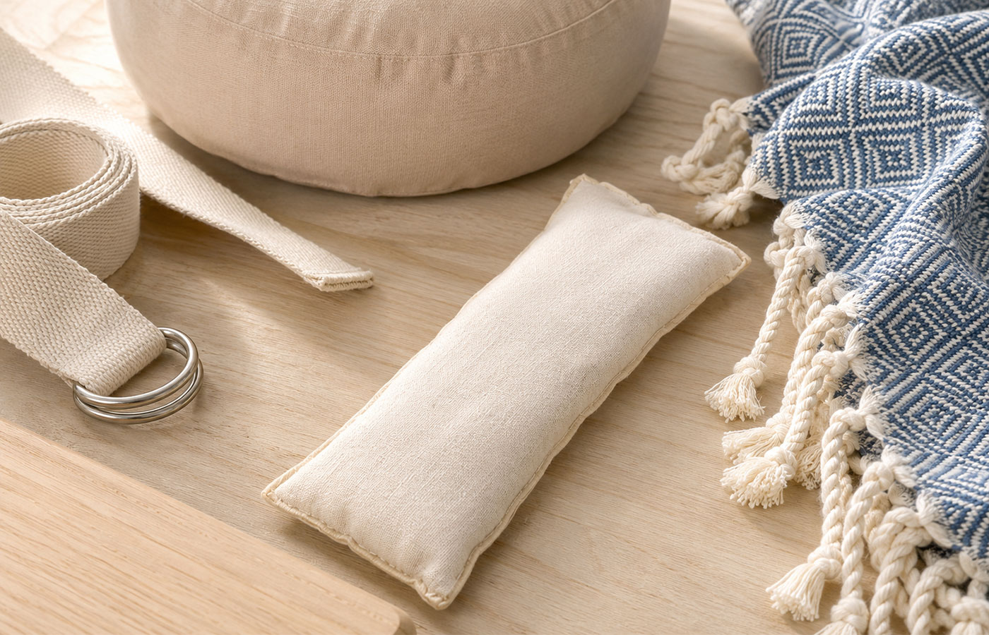ECO Augenkissen Bio Lavendel Natural kombiniert mit Yogadecke, Bolster und Meditationskissen in Natur- und Salbeitönen