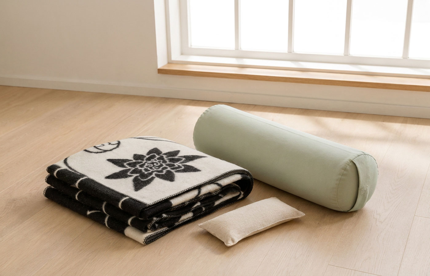 Klippan Wolldecke Nymphaea mit Yoga Bolster und Augenkissen für Savasana