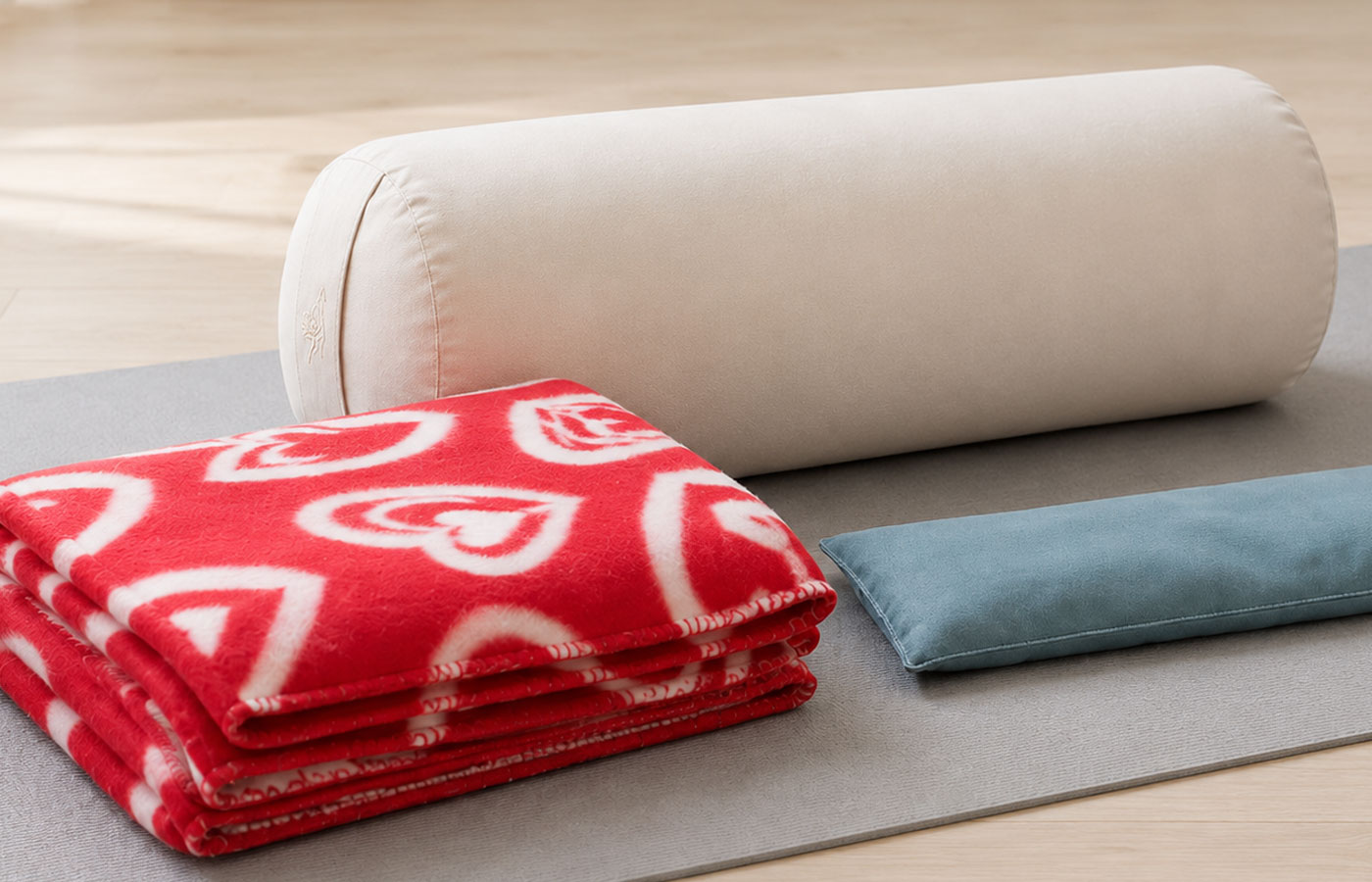 Klippan Wolldecke Herz Hjaerta Rot Weiss mit Yoga Bolster und Augenkissen für Savasana