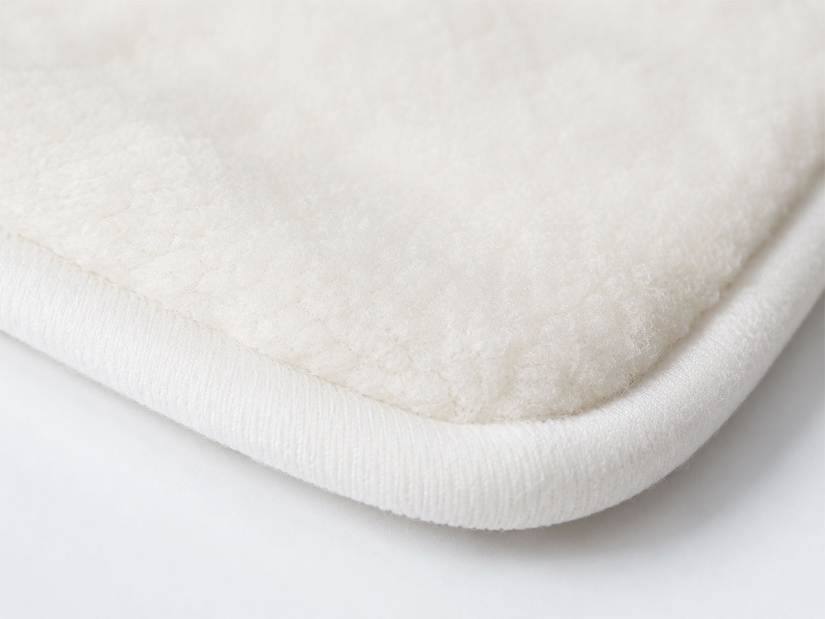 Detailaufnahme einer Schurwoll-Yogamatte mit weicher Wolloberfläche