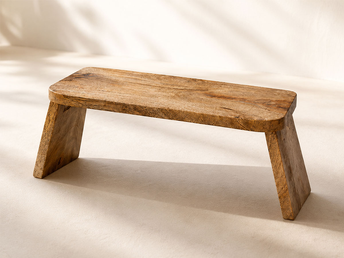 Meditationsbank aus Mangoholz mit sichtbarer Holzmaserung und klappbaren Beinen