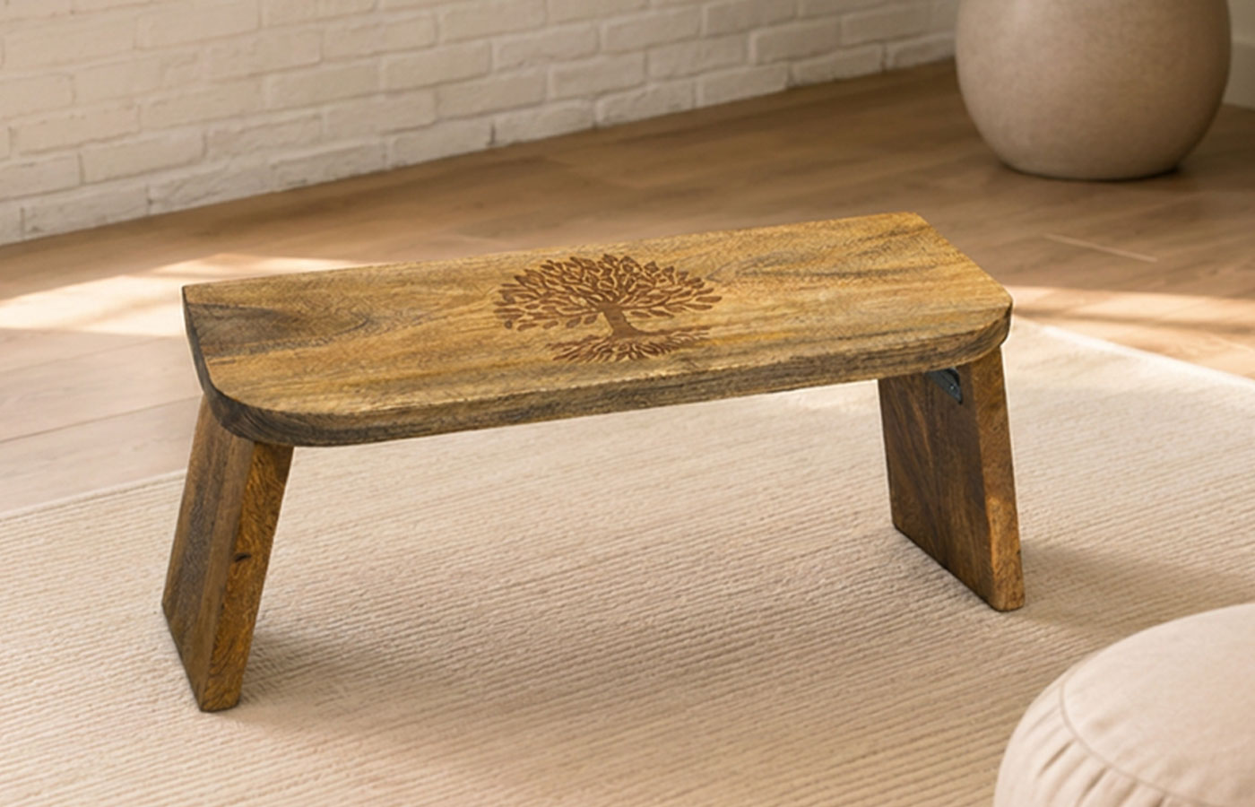 Klappbare Meditationsbank Baum des Lebens aus Mangoholz auf Meditationsmatte