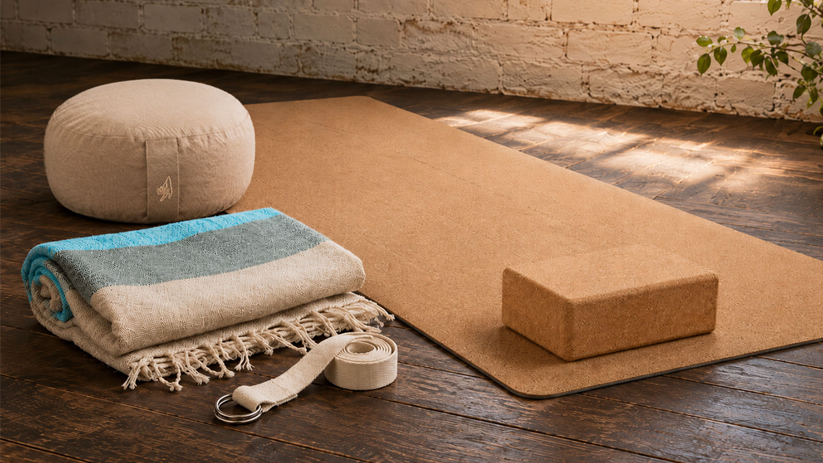 Yogamatte mit Korkblock, Sitzkissen, Decke und Gurt als ruhiger Einstieg in die Yogapraxis