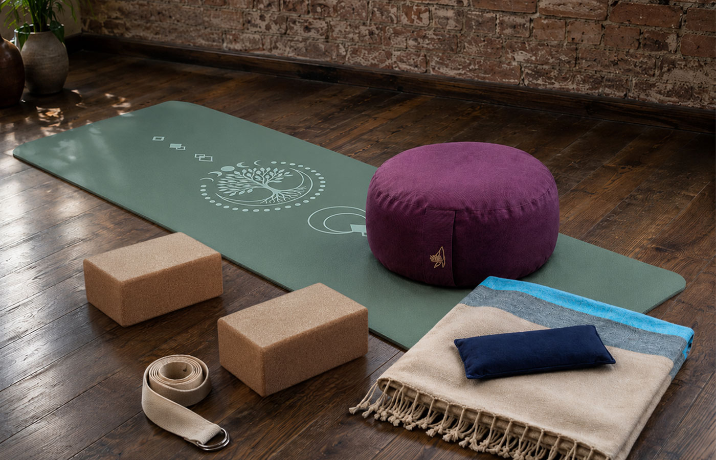 Yoga Produkte für zu Hause mit Yogamatte, Korkblock, Yogagurt, Yogakissen und Decke