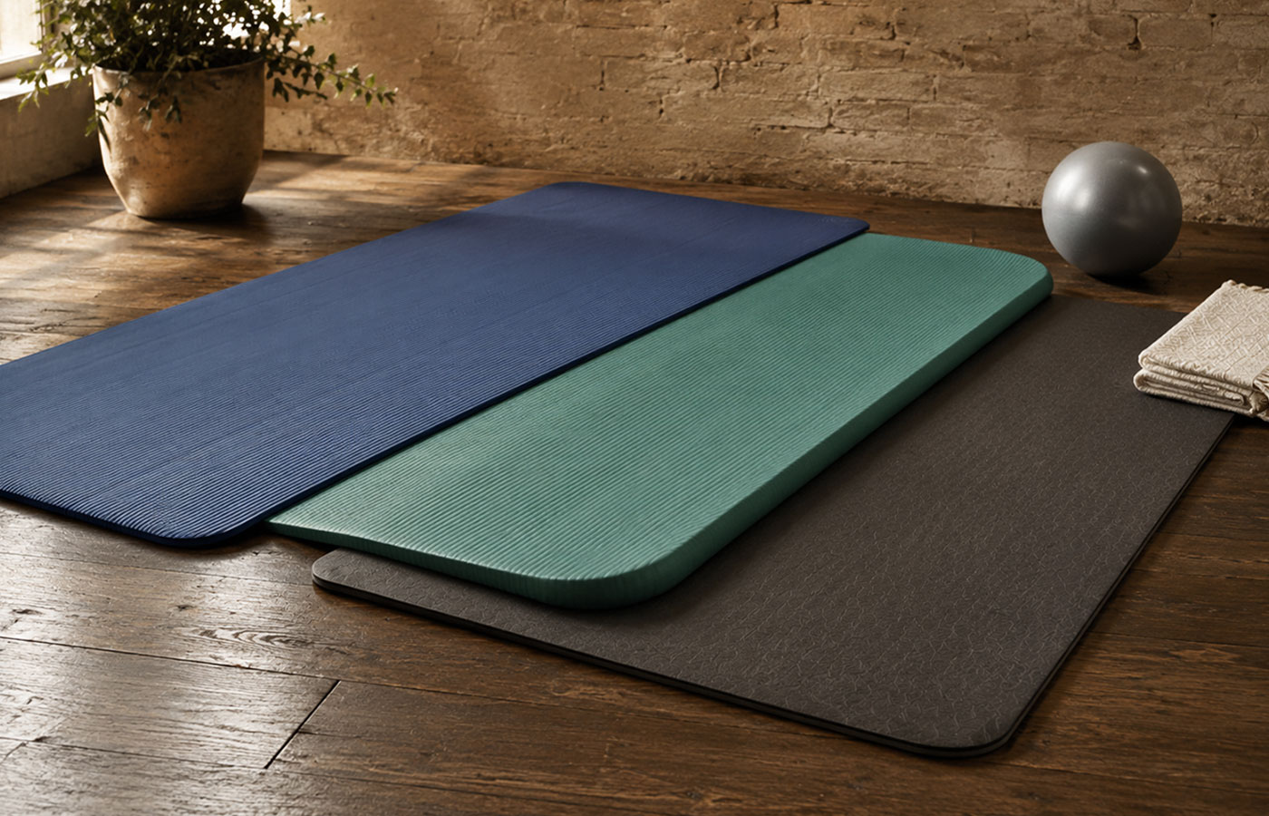 Vergleich von Pilatesmatte, Therapiematte und Gymnastikmatte für Pilates im Alter