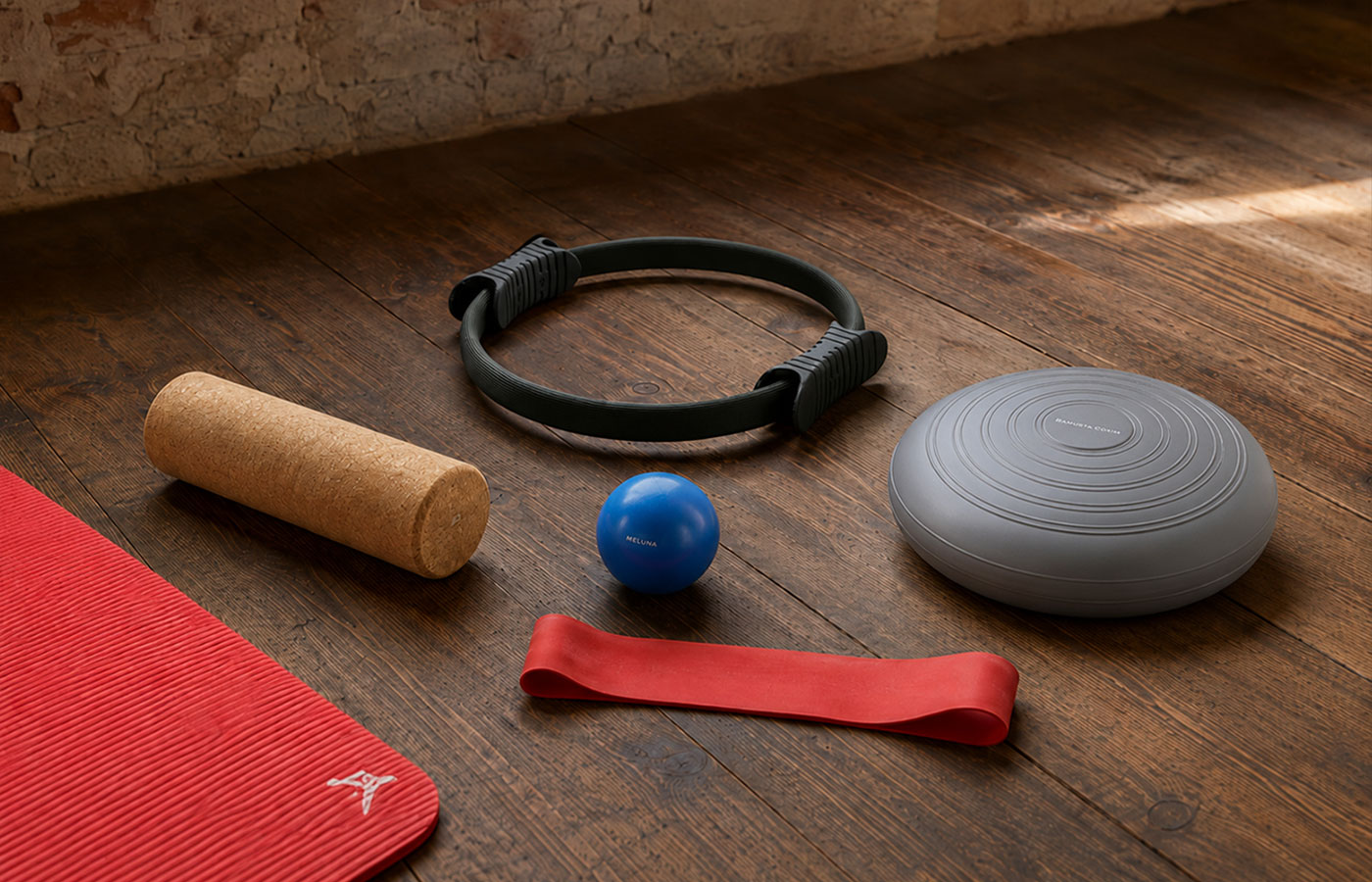 Pilates-Zubehör mit Ring, Ball, Band, Rolle und Balancekissen im Vergleich