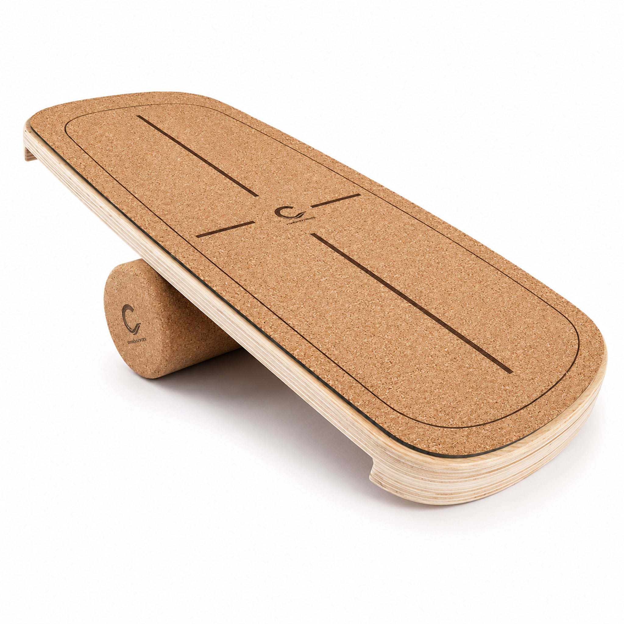 Balanceboard aus Holz mit Korkoberfläche auf einer Korkrolle vor hellem Hintergrund