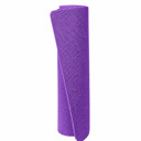 Aufgerollte PVC-Yogamatte in Lila mit strukturierter Oberfläche