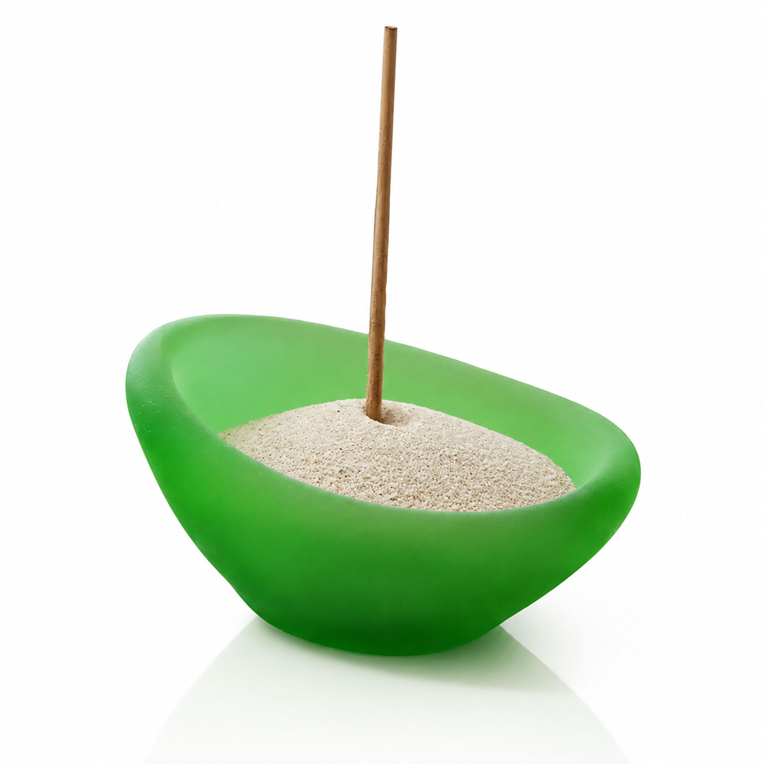 Grüne ovale Schale, gefüllt mit hellem Sand, aus dessen Mitte ein senkrechter Holzstab herausragt