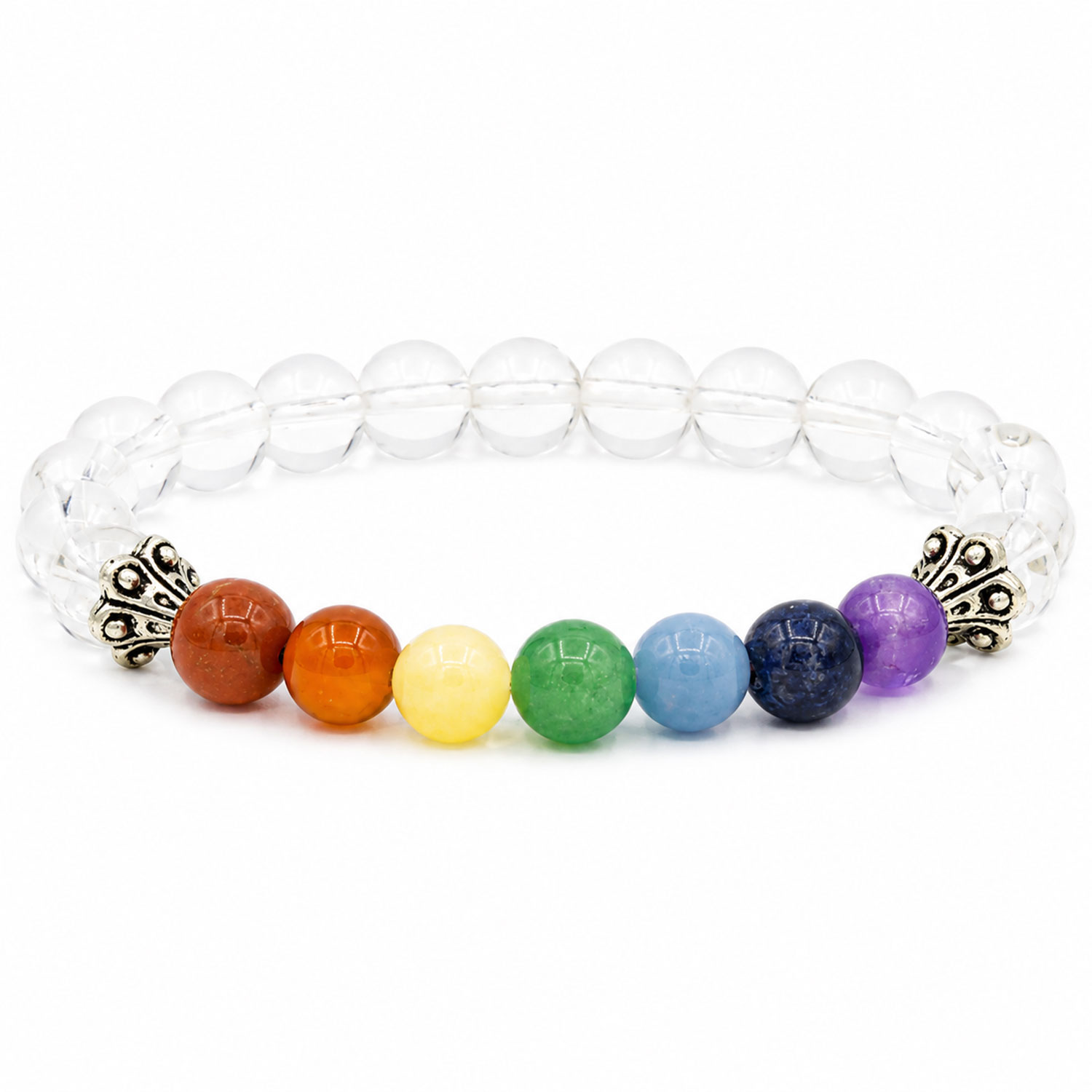 Elastisches Armband mit transparenten Perlen, sieben bunten Perlen in Regenbogenfarben und silberfarbenen Zierelementen auf weißem Hintergrund.