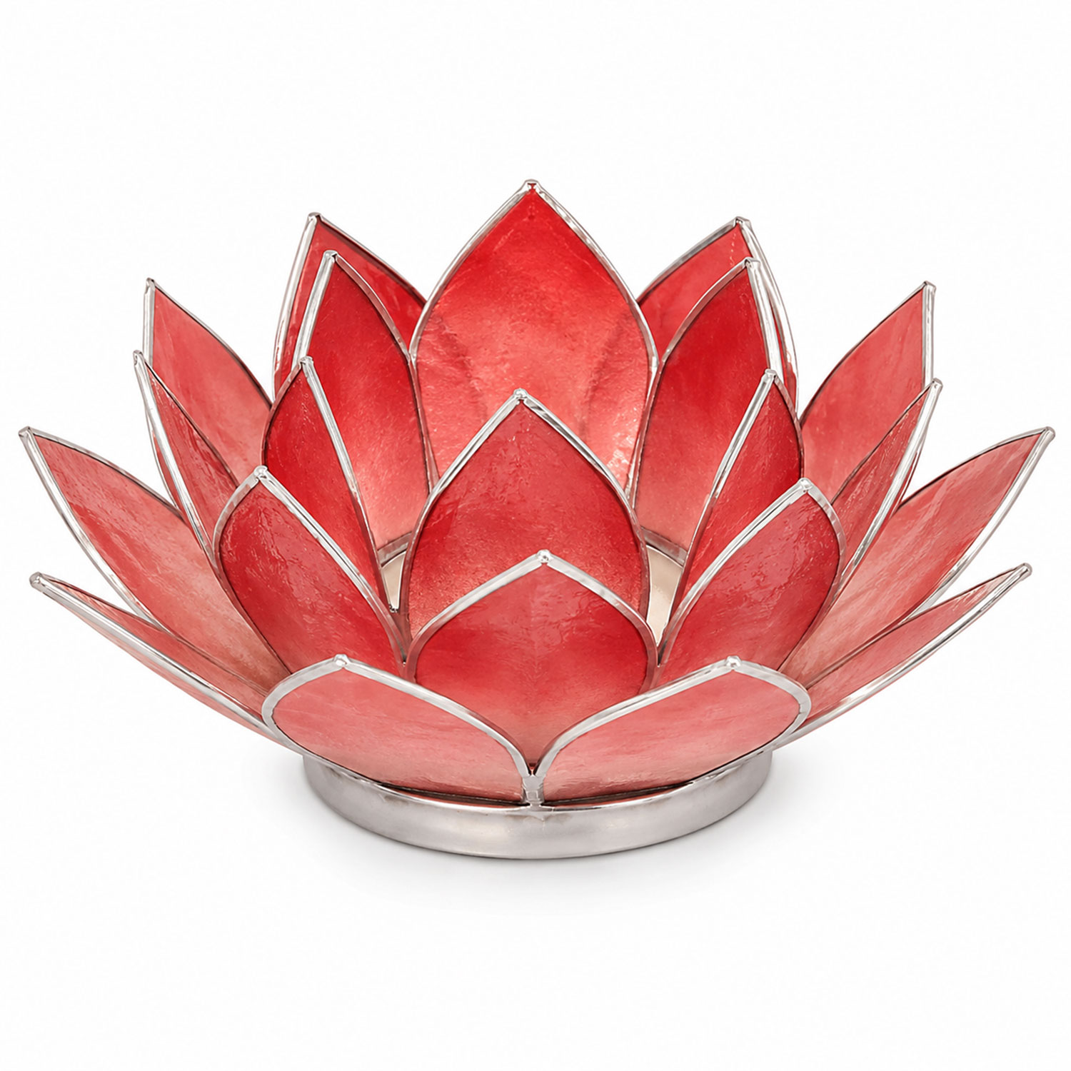 Dekorativer Teelichthalter in Form einer Lotusblüte mit roten Glaspaneelen und silberfarbenem Metallrahmen auf weißem Hintergrund.