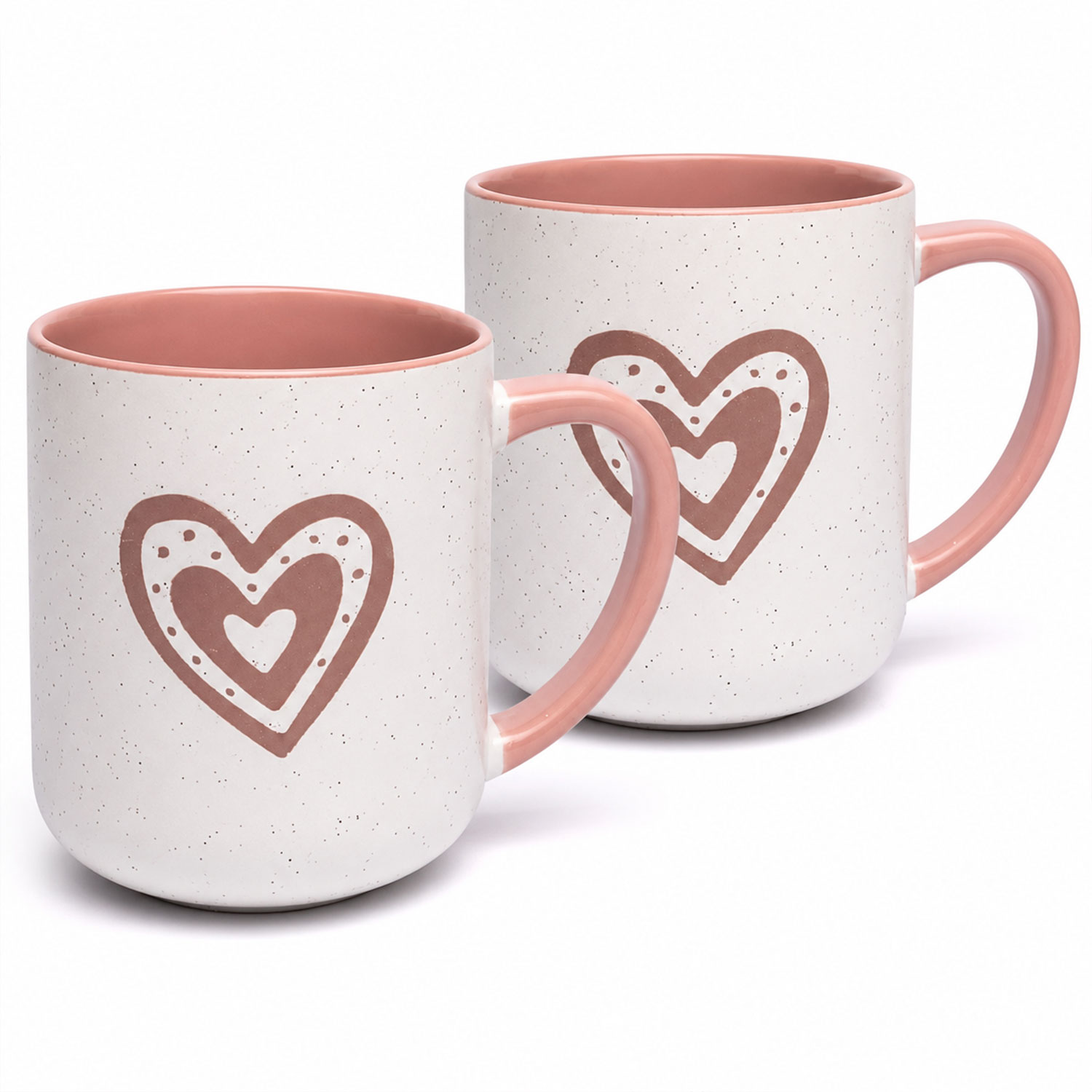 Zwei weiße Keramiktassen mit gesprenkelter Oberfläche, rosa Henkel und Innenfläche sowie einem stilisierten Herzmotiv auf der Vorderseite vor weißem Hintergrund.