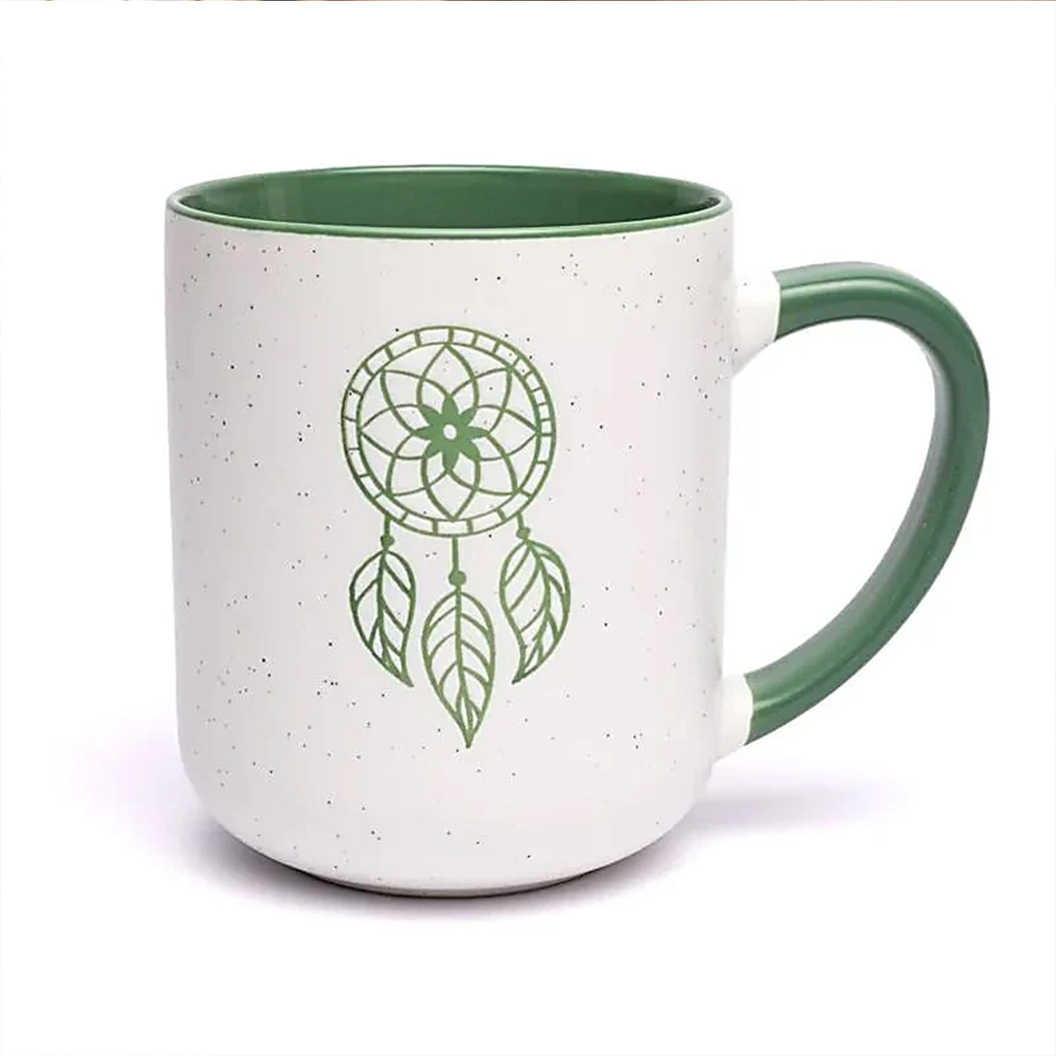 Weiße Keramiktasse mit grüner Innenseite und grünem Henkel, verziert mit einem Traumfänger-Motiv und gesprenkelter Oberfläche vor weißem Hintergrund.