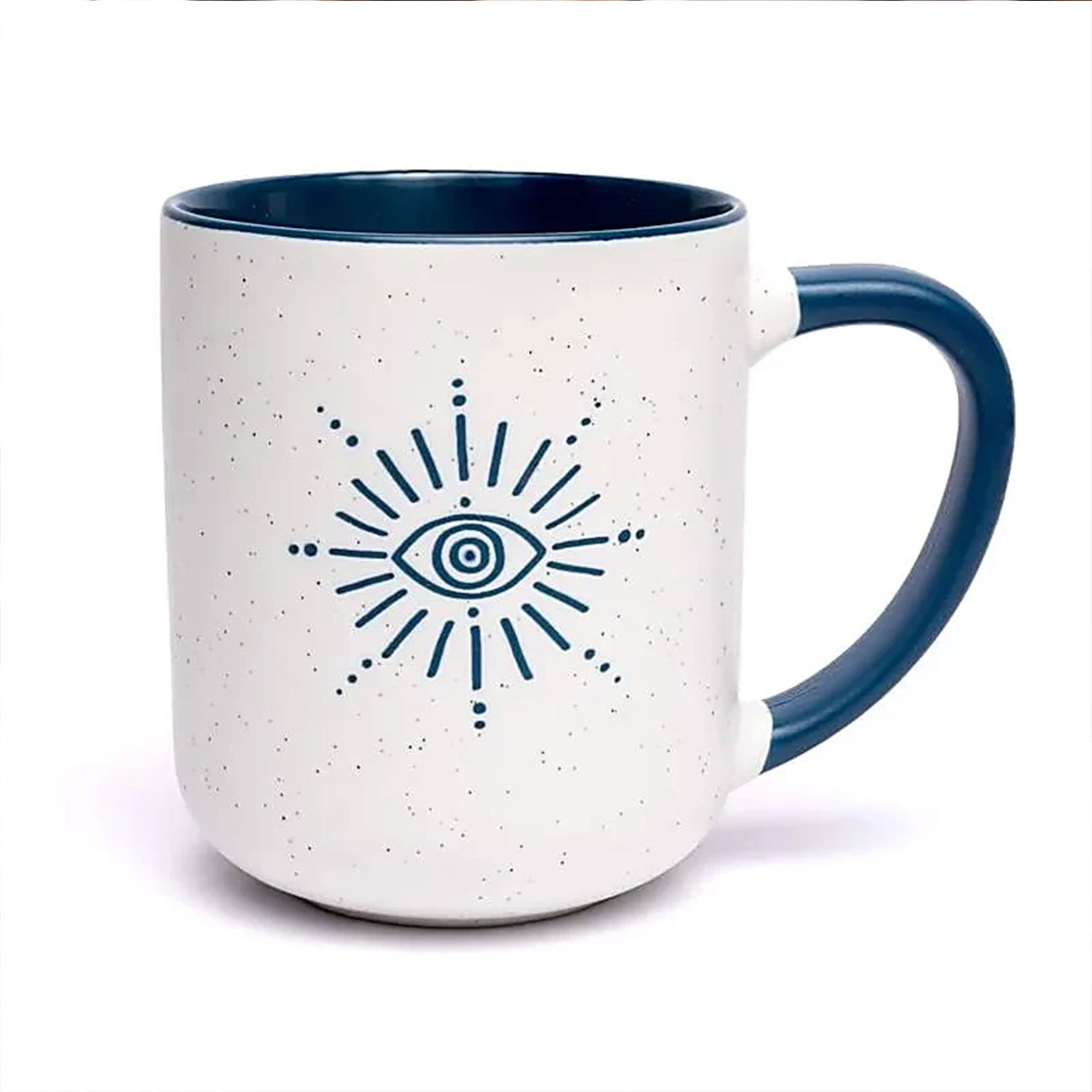Weiße gesprenkelte Keramiktasse mit blauem Henkel und blauem Innenrand, verziert mit einem stilisierten Augenmotiv und strahlenförmigem Design auf weißem Hintergrund.
