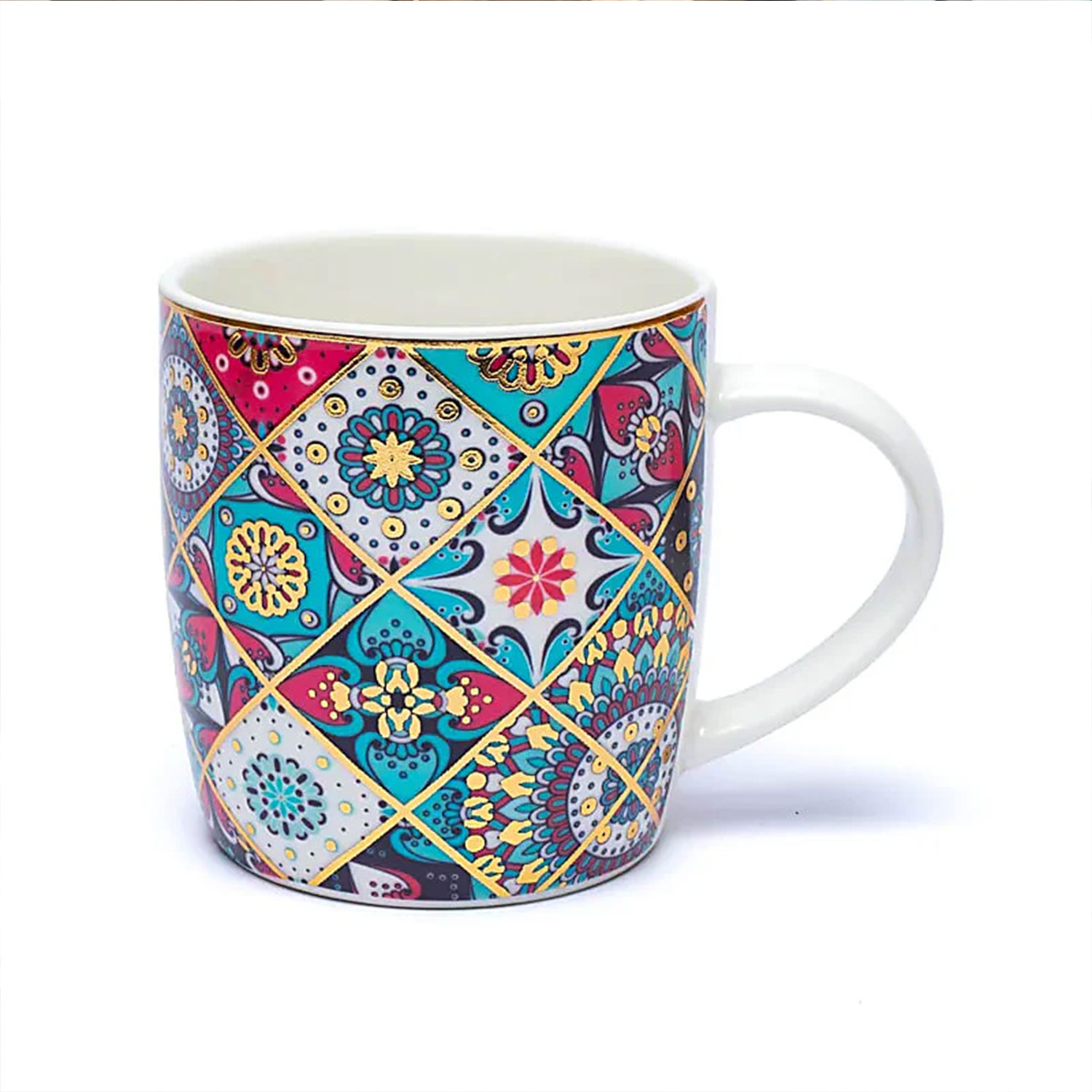 Weiße Keramiktasse mit farbenfrohem geometrischem Fliesen- und Ornamentmuster auf weißem Hintergrund.