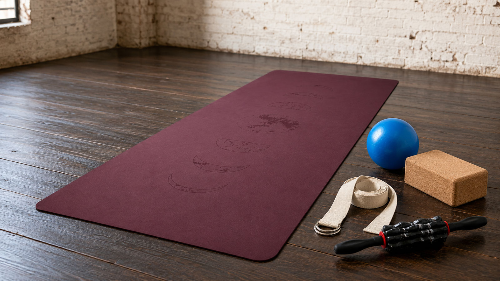 Pilatesmatte mit Ball, Yogablock, Gurt und Faszienrolle für Balance Flow und Core Training zu Hause
