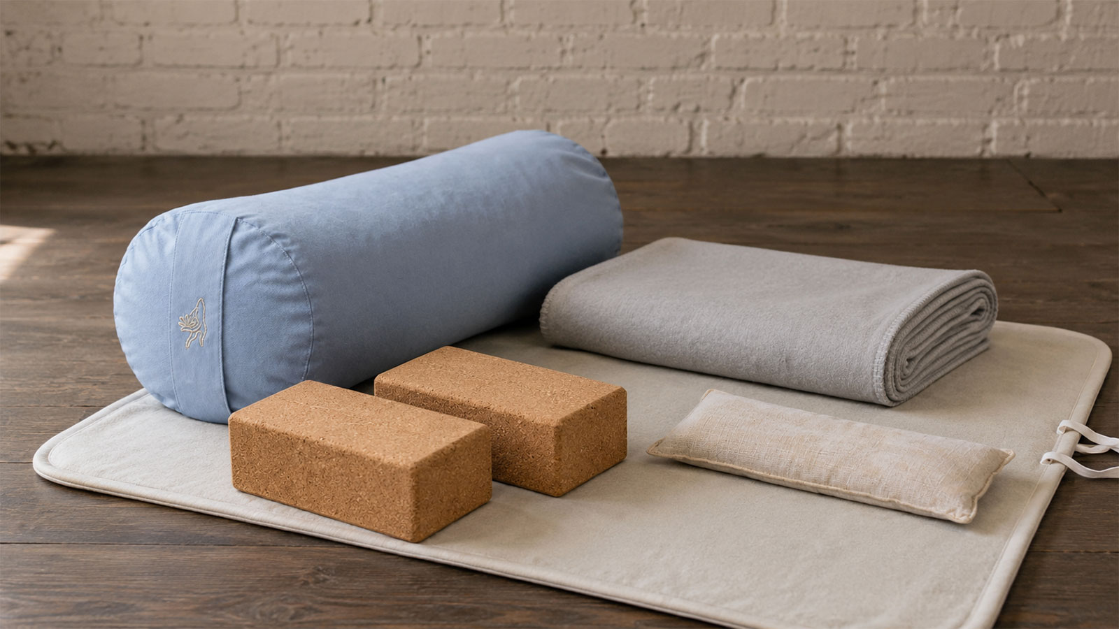 Restorative Yoga Hilfsmittel mit Bolster, Yogadecke, Yogablock, Augenkissen und Meditationsmatte