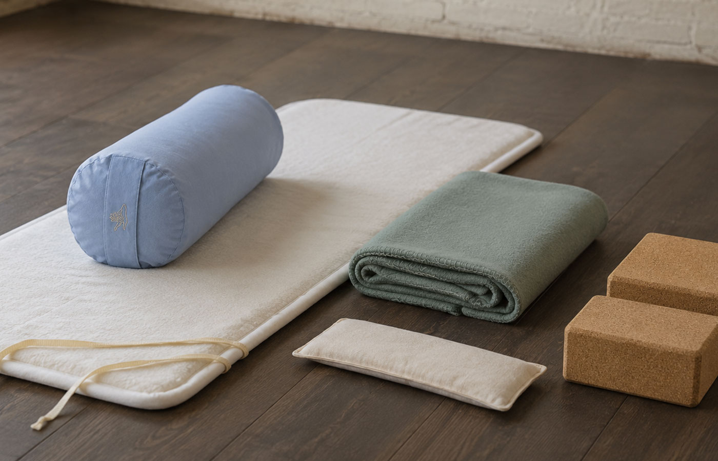 Restorative Yoga Setup mit Bolster unter den Knien, Decke und Augenkissen für Savasana