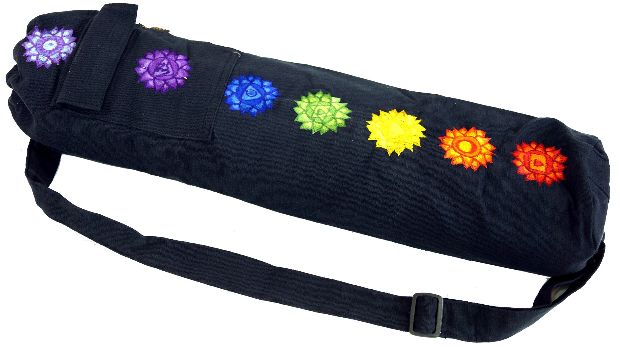 Schwarze zylindrische Yogatasche mit Schultergurt und sieben farbigen gestickten Chakra-Symbolen auf weißem Hintergrund.