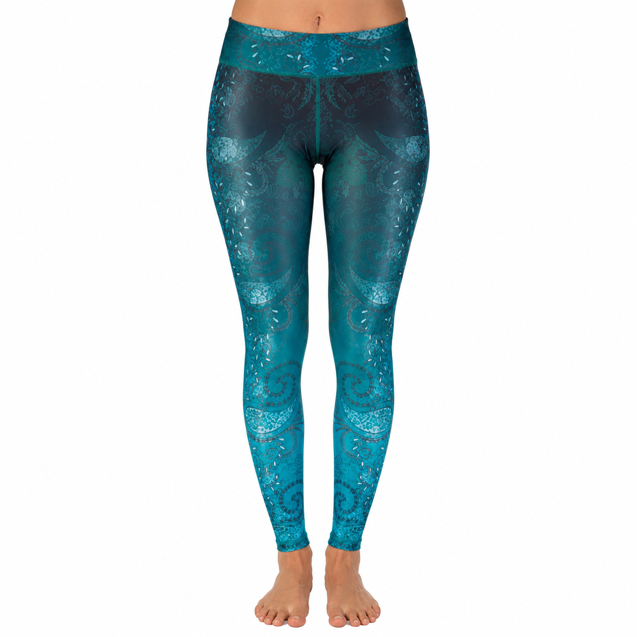 Frontalansicht einer Person mit türkis-blau gemusterten, eng anliegenden Sportleggings vor weißem Hintergrund, barfuß.