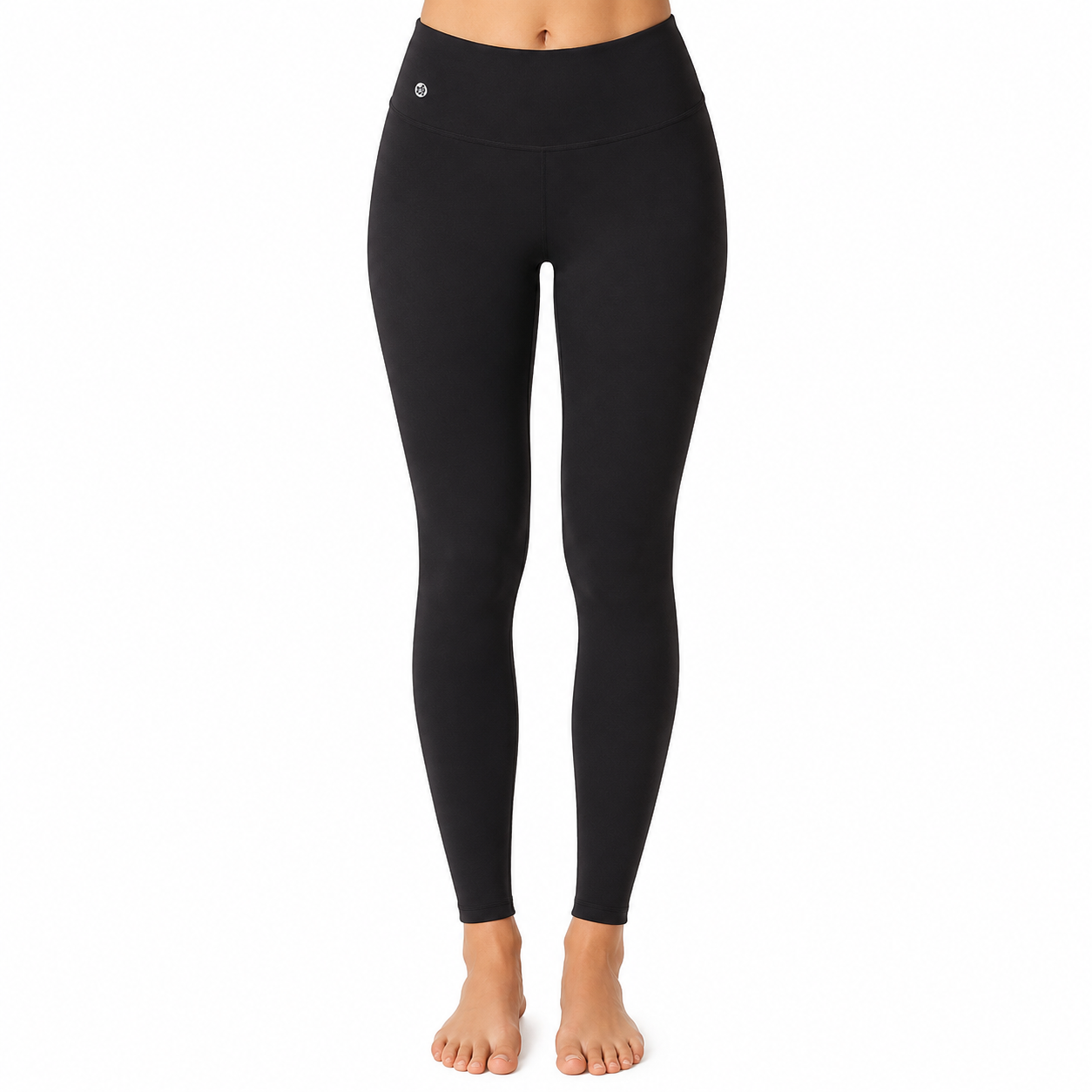 Person in schwarzen, hoch geschnittenen Sportleggings, frontal stehend vor hellem Hintergrund, barfuß.