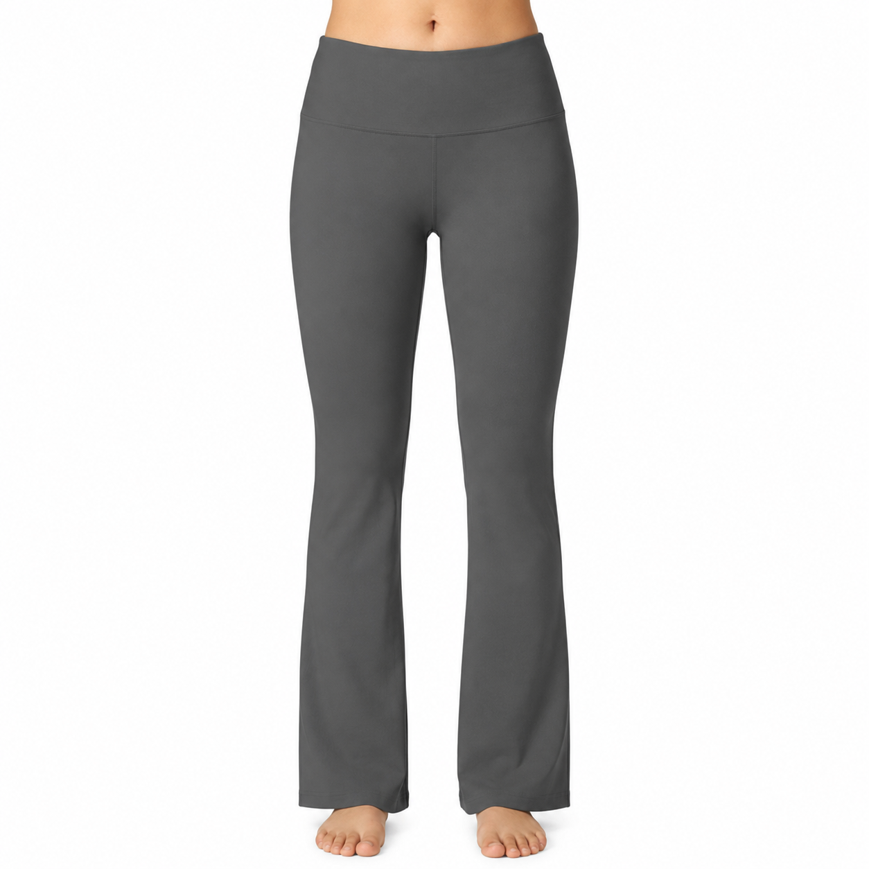Frontansicht einer grauen, hoch geschnittenen Yoga- oder Sporthose mit weitem Bein, getragen von einer stehenden Person vor hellem Hintergrund.