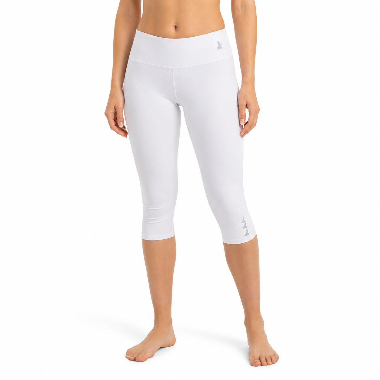 Frontansicht eines Models mit weißen, eng anliegenden Capri-Sportleggings vor hellem Hintergrund.
