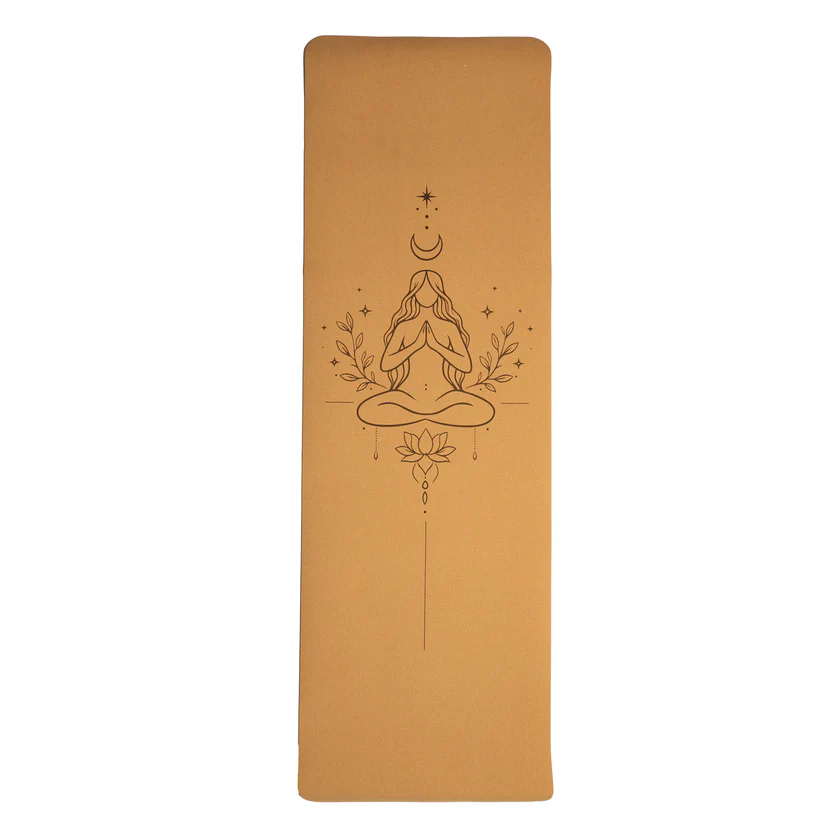 Braune Yogamatte mit einer minimalistischen Line-Art-Illustration einer meditierenden Person im Lotussitz, umgeben von Mond, Stern, Blättern und Lotusblüte.