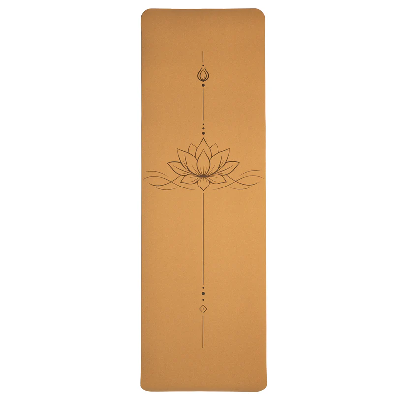 Ockerfarbene Yogamatte mit zentralem Lotusmotiv sowie minimalistischen geometrischen Linien und Ornamenten auf hellem Hintergrund.