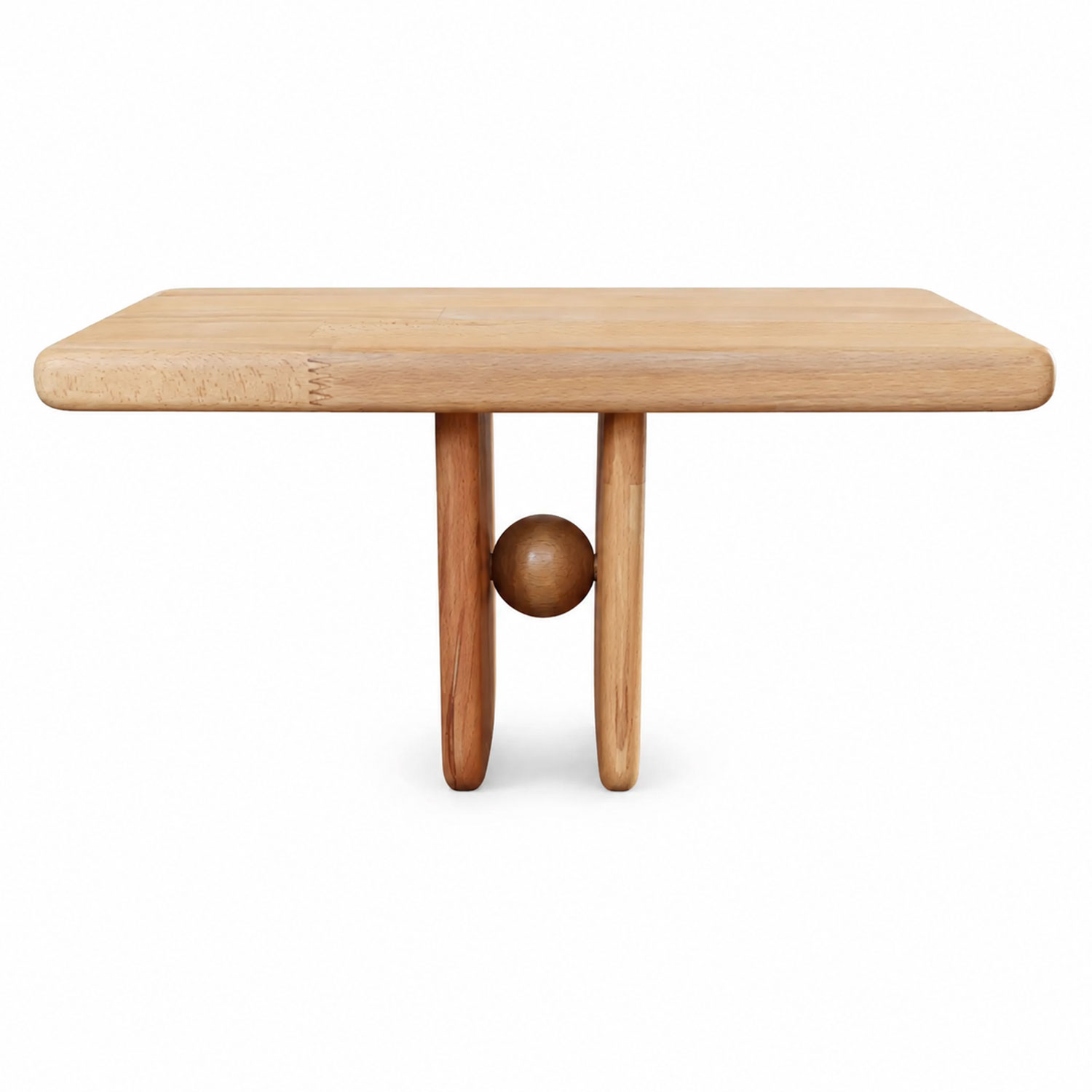 Minimalistische Holzbank aus hellem Holz mit zwei Beinen und einer dekorativen Holzkugel zwischen den Beinen vor weißem Hintergrund.