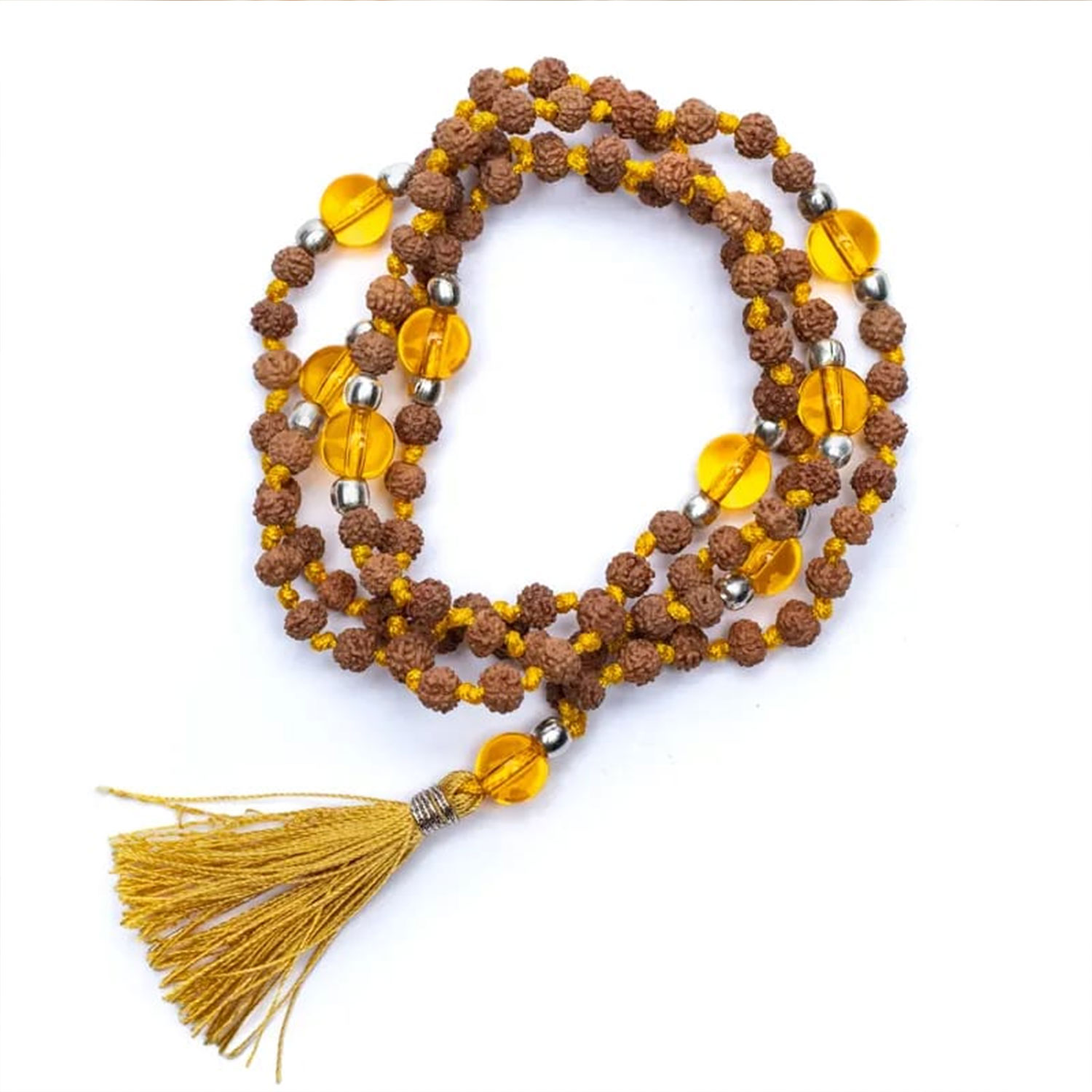 Mehrfach gewickelte Mala-Kette mit braunen Rudraksha-Perlen, gelb-transparenten Schmuckperlen, silberfarbenen Zwischenperlen und goldfarbener Quaste auf weißem Hintergrund.