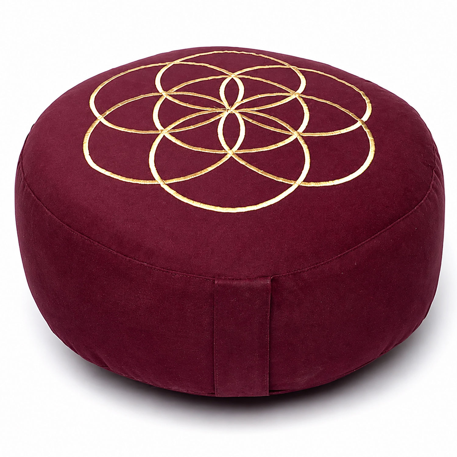 Rundes bordeauxfarbenes Meditationskissen mit goldenem geometrischem Kreismuster auf der Oberseite vor weißem Hintergrund.