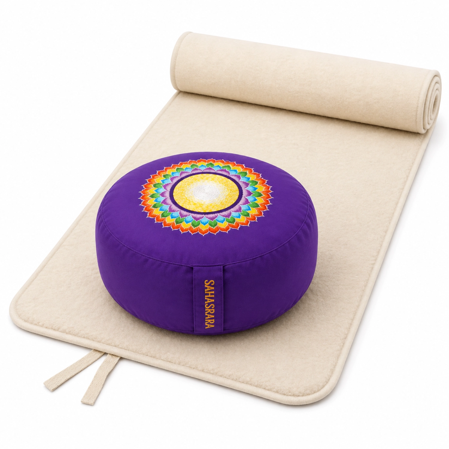 Rundes violettes Meditationskissen mit buntem Mandala-Muster auf einer teilweise aufgerollten beigen Yogamatte.