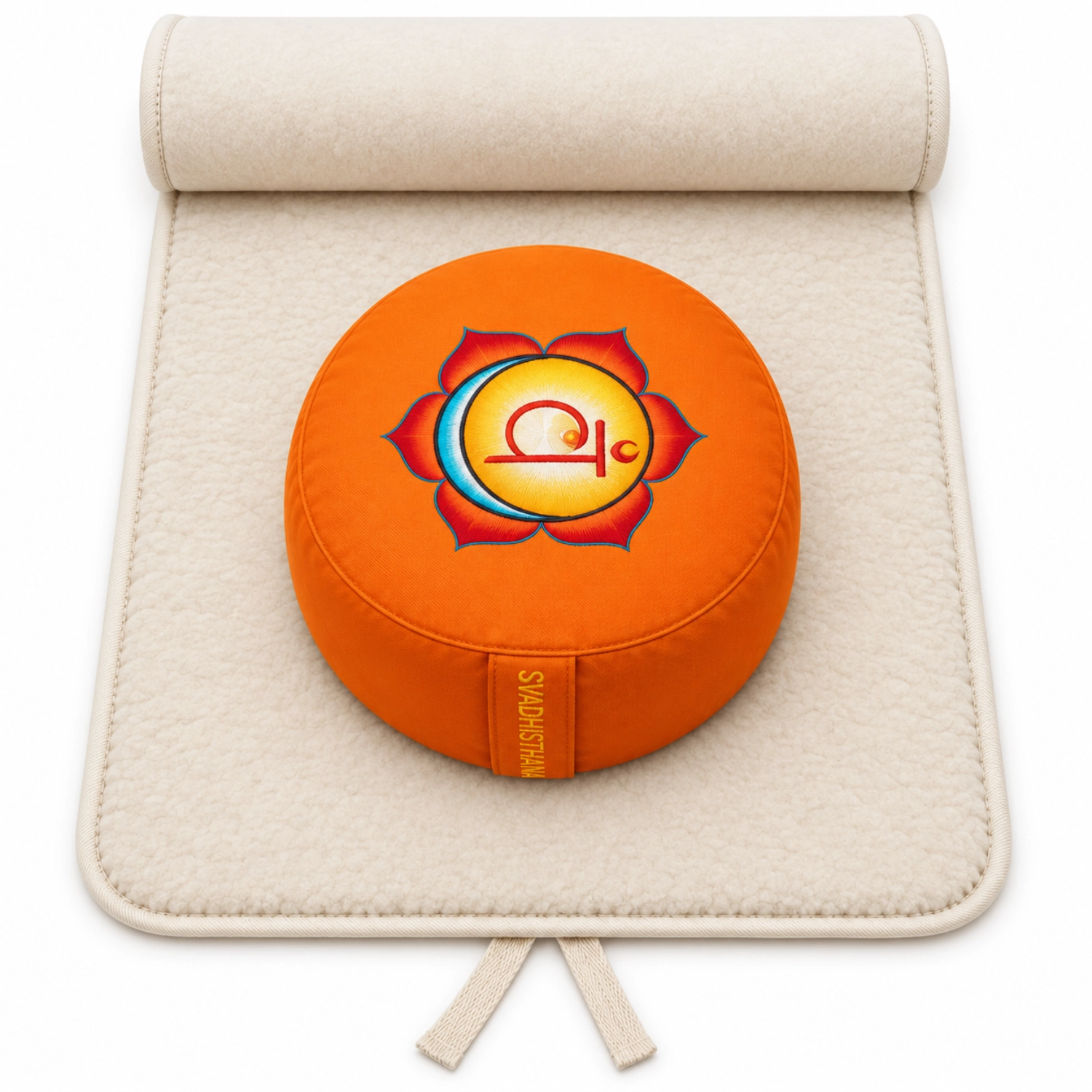 Rundes orangefarbenes Meditationskissen mit stilisiertem Chakra-Symbol auf einer cremefarbenen, gepolsterten Unterlage mit Kopfrolle.
