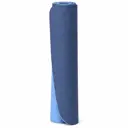Aufgerollte Premium-TPE-Yogamatte in Blau mit Pfauenfeder-Struktur