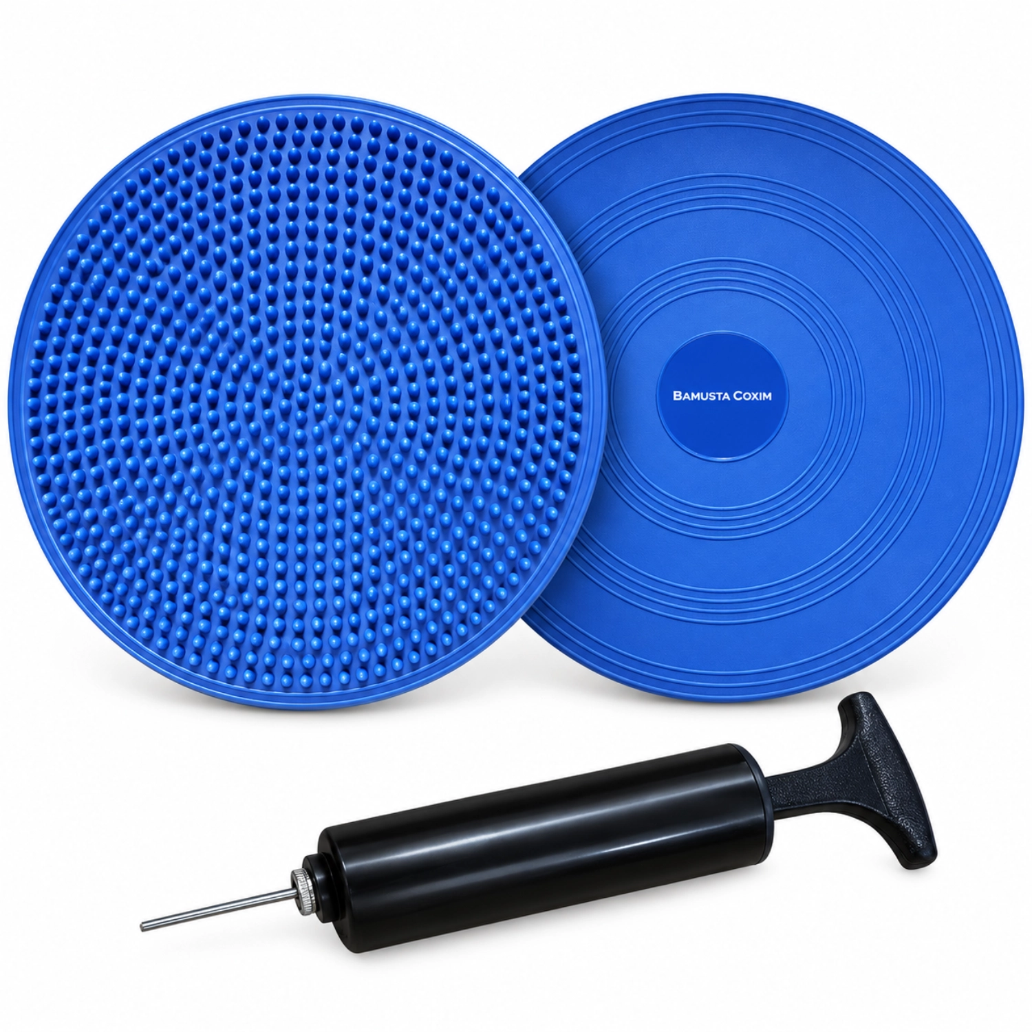 Zwei runde blaue Balancekissen, eines mit Noppen und eines mit konzentrischen Rillen, neben einer schwarzen Handpumpe.