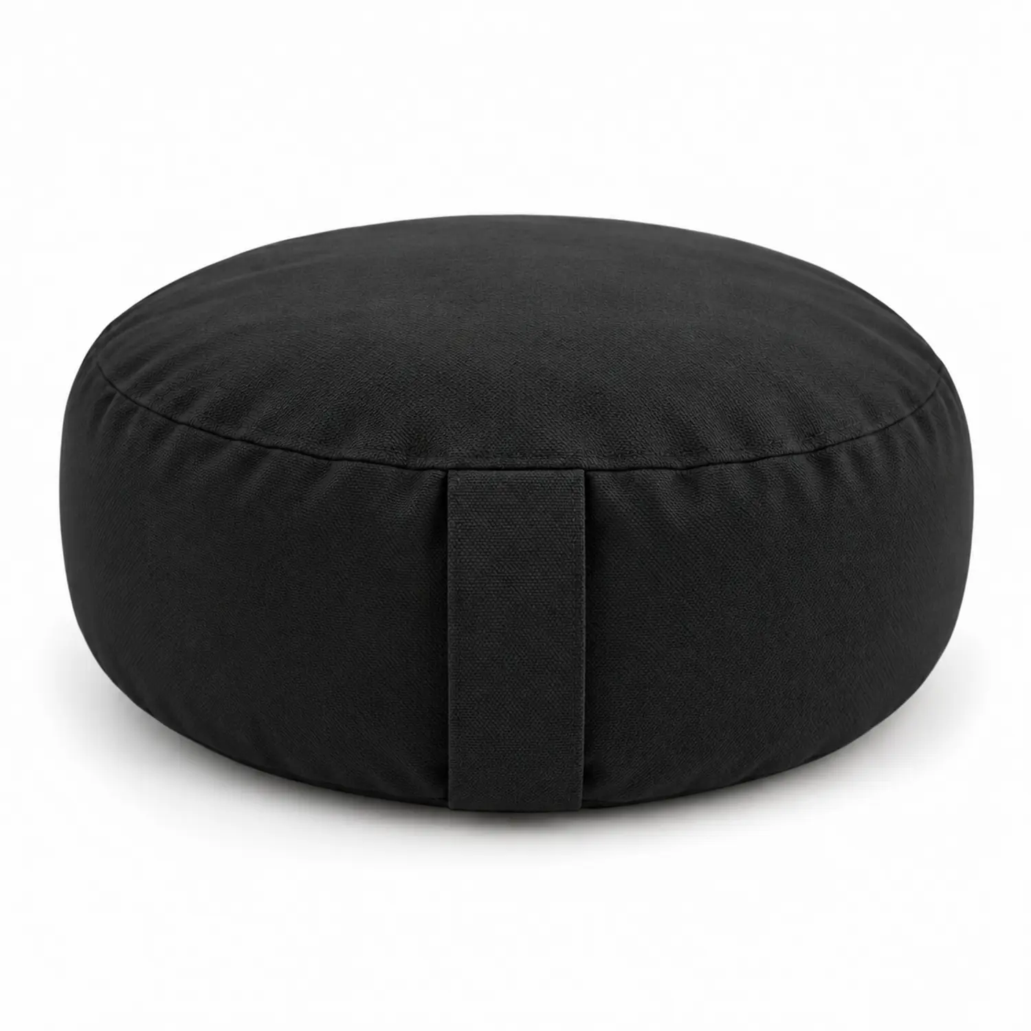 Rundes schwarzes Meditationskissen mit strukturierter Stoffoberfläche, seitlicher Trageschlaufe und flacher, gepolsterter Sitzfläche vor weißem Hintergrund.