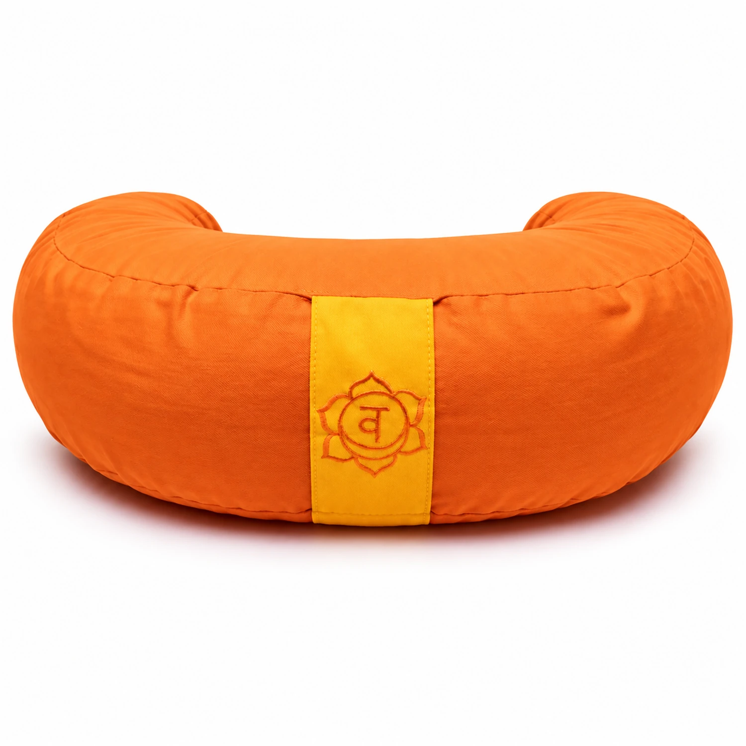 Orangefarbenes Halbmondkissen mit besticktem Trageband, Vorderansicht.