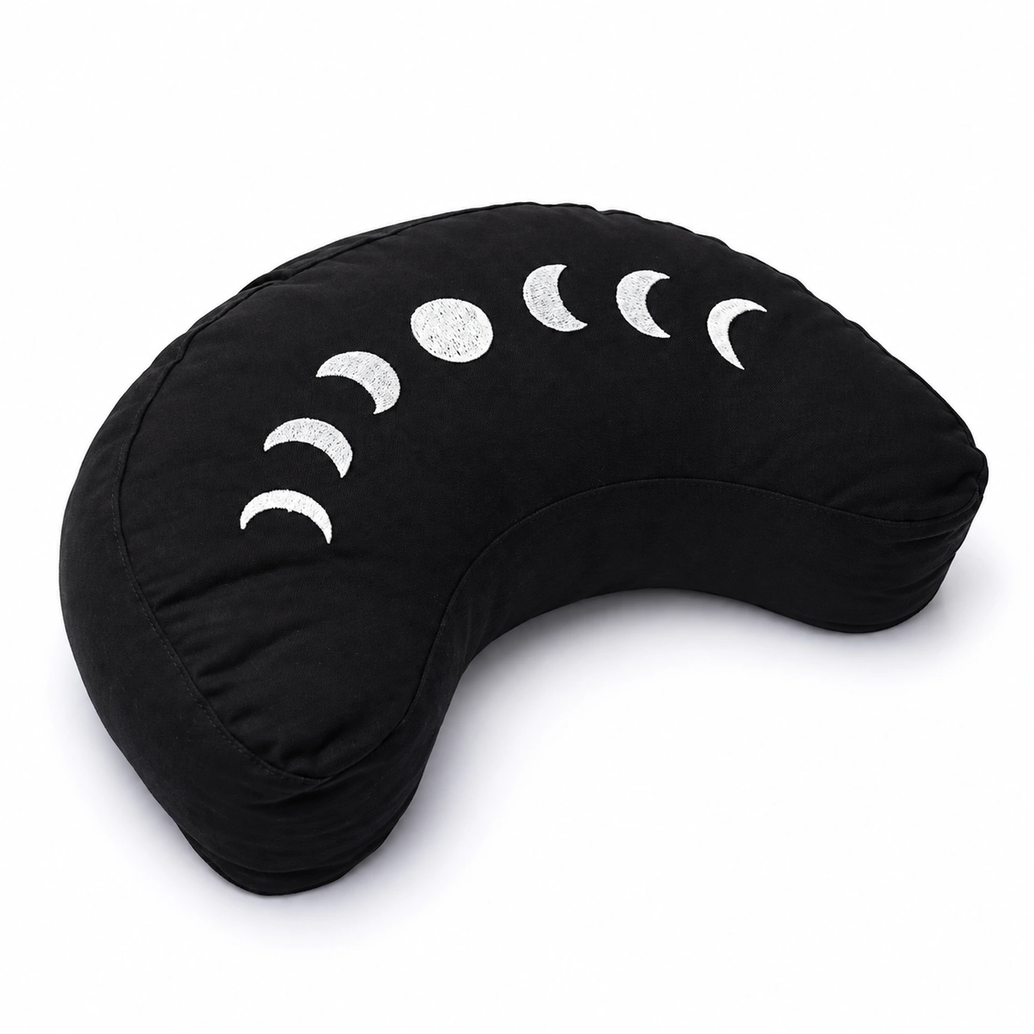 Halbmondkissen Mondlicht Schwarz, erhöhte Schrägansicht mit vollständig sichtbarem Motiv auf der Sitzfläche.
