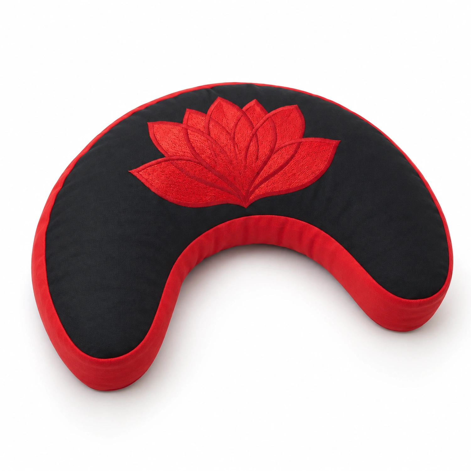 Halbmondkissen Lotus Rot-Schwarz, erhöhte Schrägansicht mit vollständig sichtbarem Motiv auf der Sitzfläche.