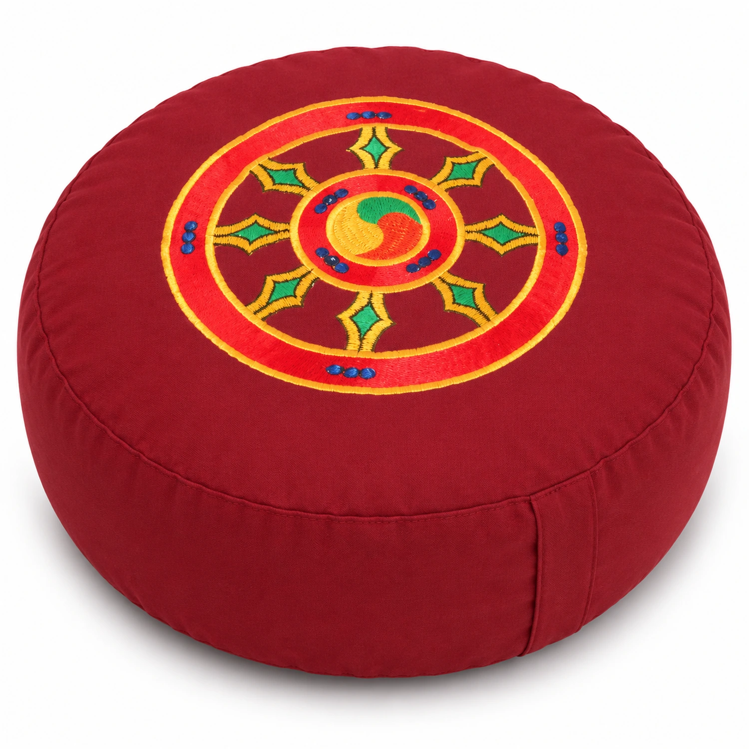 Yogakissen Dharma Rad Red – erhöhte Vorderansicht mit sichtbarer Stickerei auf weißem Hintergrund.