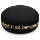 Rundes Meditationskissen Schwarz mit Gayatri-Mantra