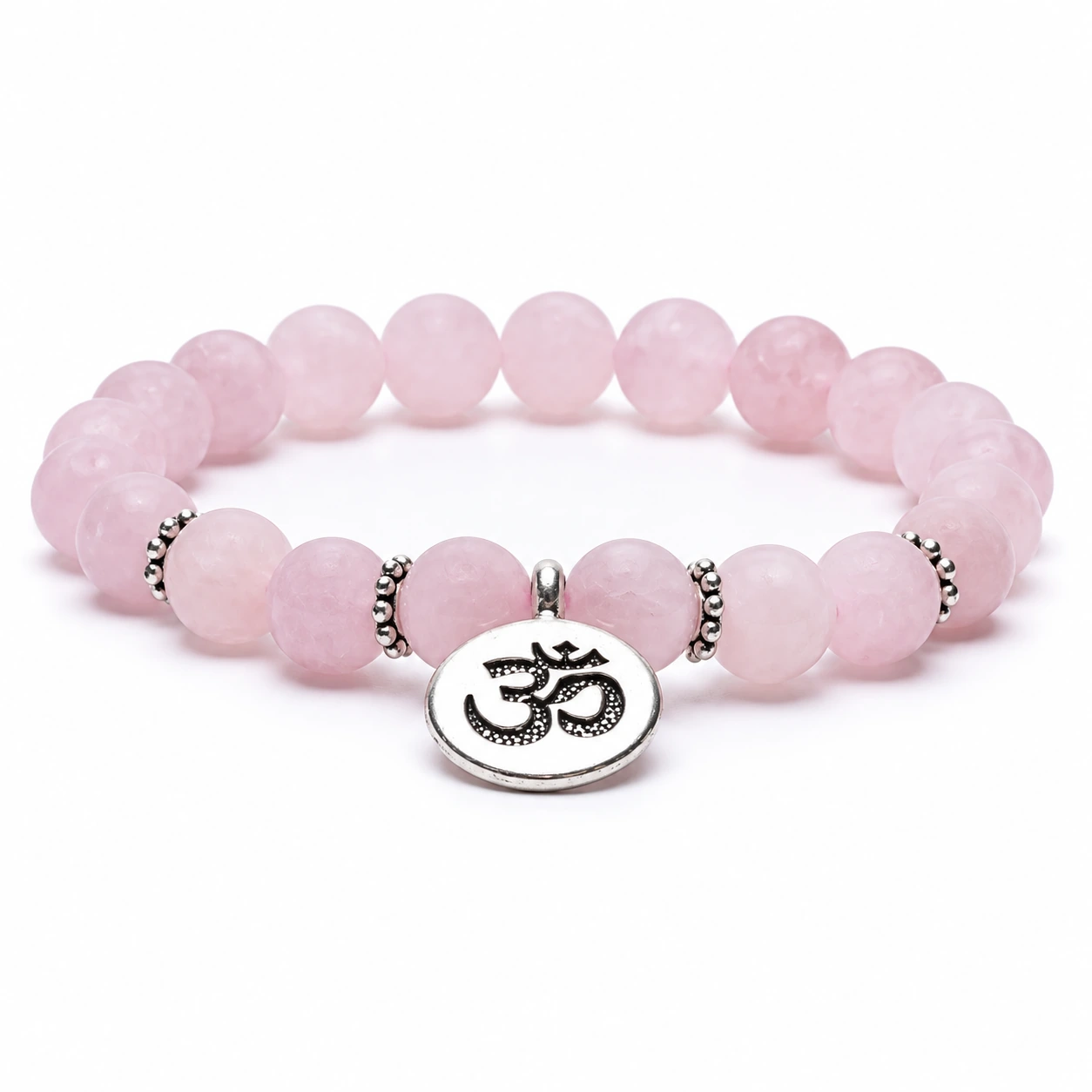 Rosenquarz-Armband mit silberfarbenem Om-Anhänger auf Weiß