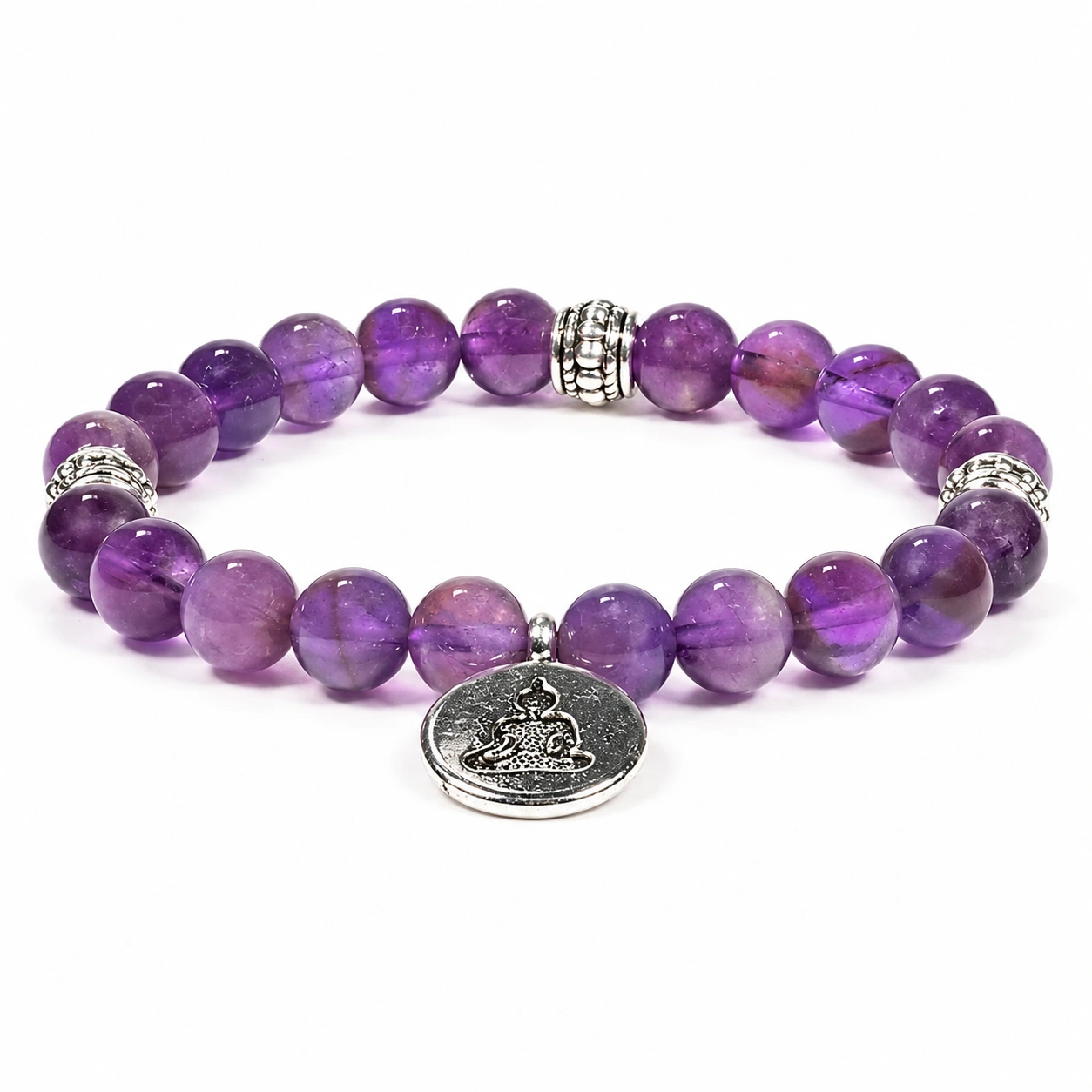 Amethyst-Armband mit Buddha-Anhänger auf Weiß