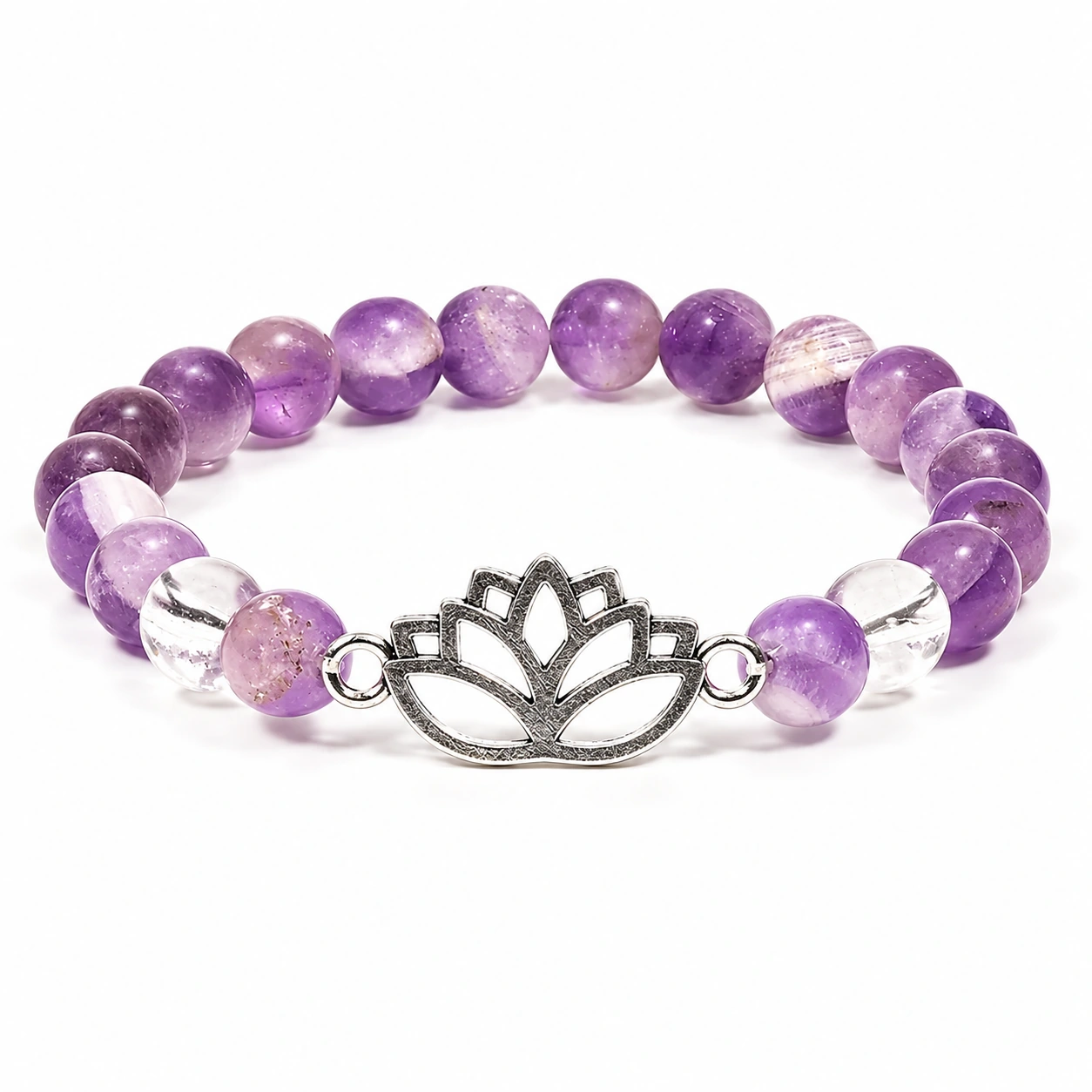 Armband aus Chevron-Amethyst und Bergkristall mit Lotus auf Weiß