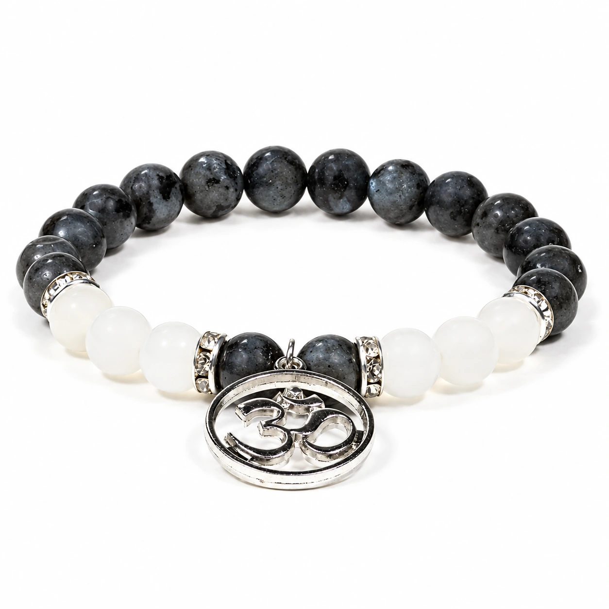 Armband aus Labradorit und weißem Achat mit Om-Anhänger auf Weiß