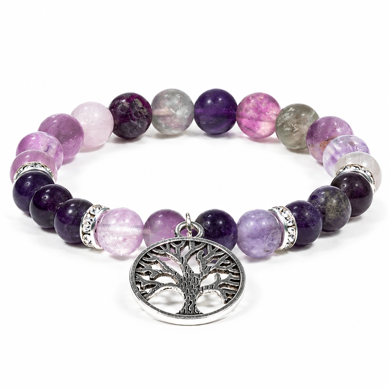 Armband aus Fluorit und Amethyst mit Lebensbaum-Anhänger auf Weiß