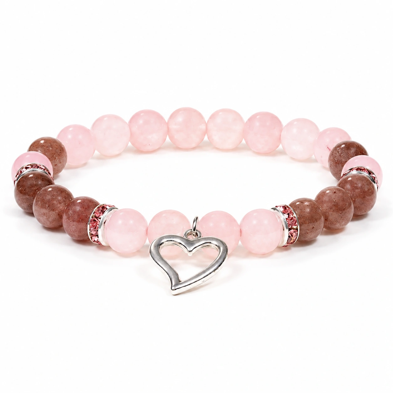 Armband aus Rosenquarz und Erdbeerquarz mit Herzanhänger auf Weiß