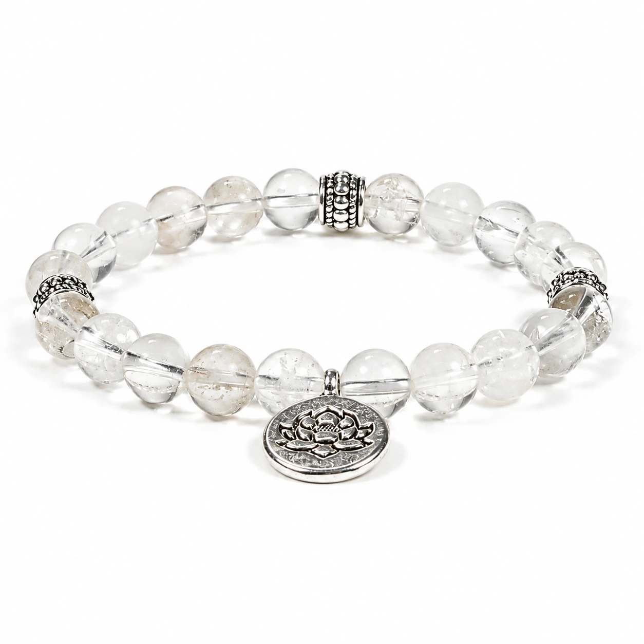 Bergkristall-Armband mit rundem Lotus-Anhänger auf Weiß